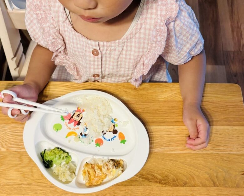 こどもが食事をしている様子