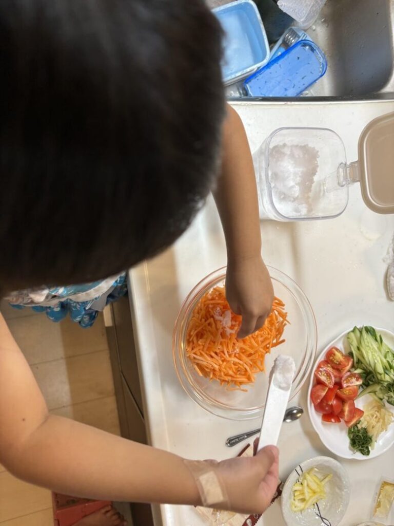 子どもが調理している様子
